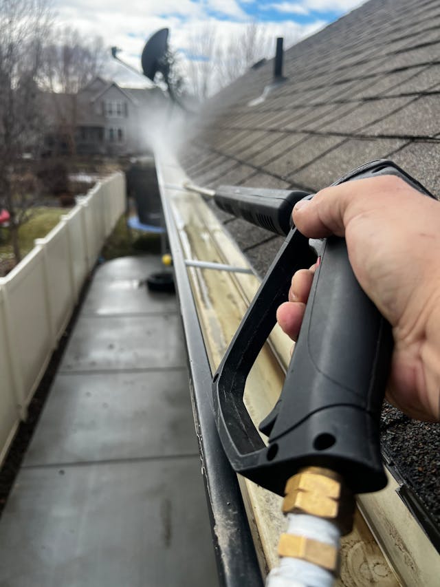 Gutter cleaning pressure washer